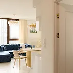 Bulvar & Parking By Downtown